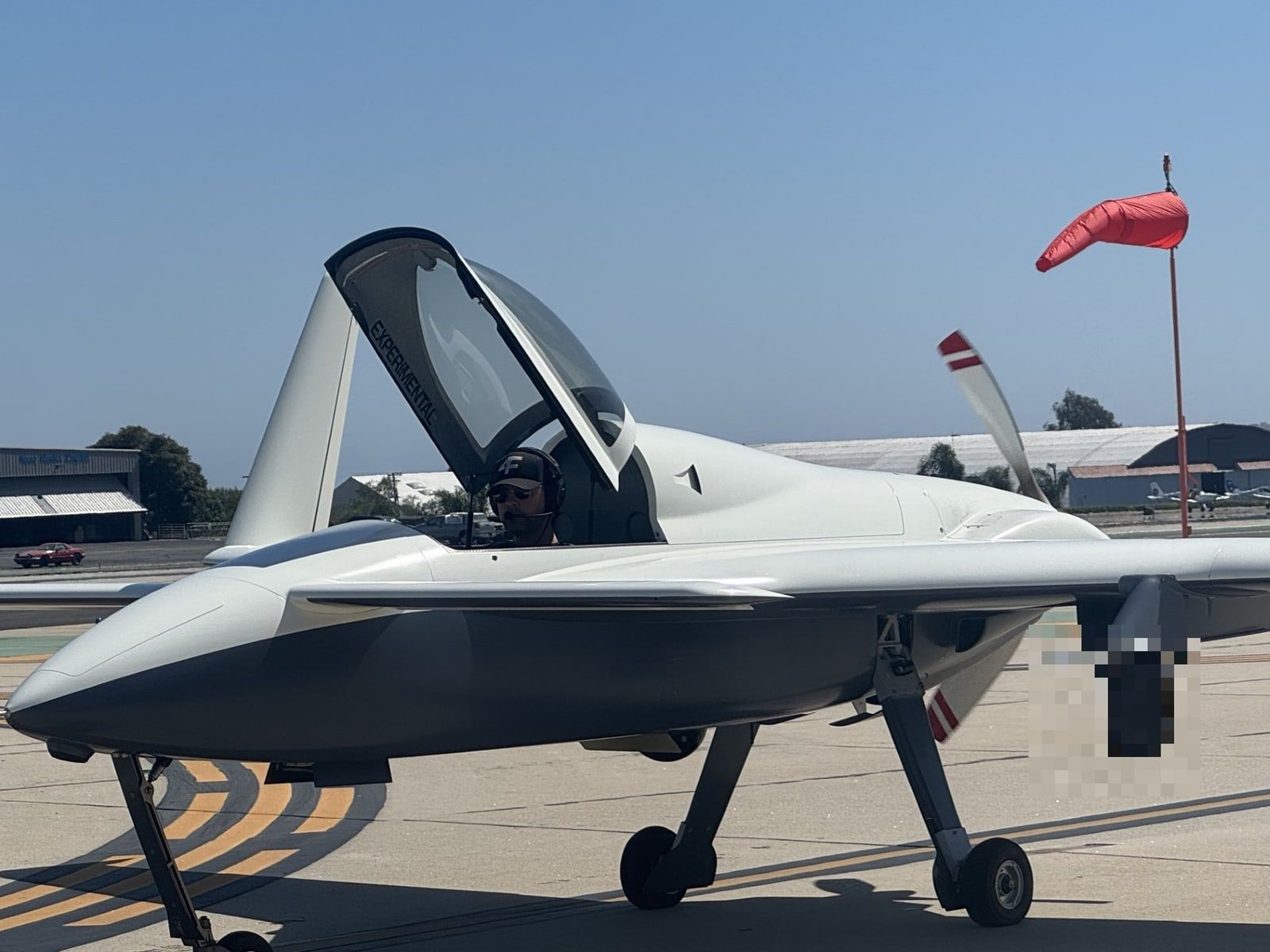 Mobius taxiing at Santa Monica with a custom underwing pylon, payload obscured